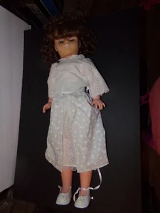 Vintage 1950er Ära unmarkiert Hartkunststoff Walker Puppe Locken hübsch ca. 30 Zoll - Bild 1 von 6