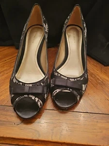 Ann Taylor Monique Black Floral Lace Satin Leather Heels Pumps Peep Toe Sz 8.5M - Picture 1 of 6