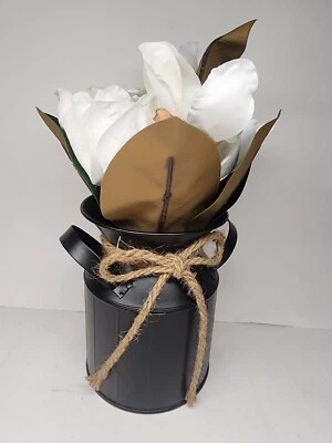 Lata de leche de metal negro, flores sintéticas blancas decorativas de granja  Foto 1 de 4