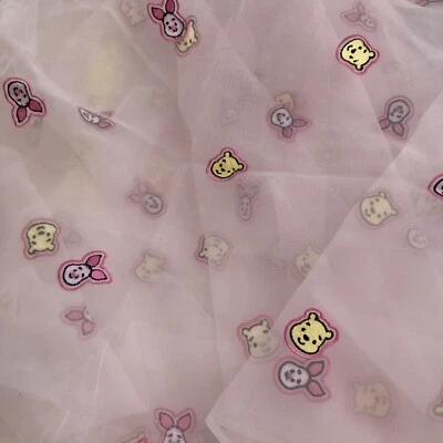 Caras de caca y lechón bordadas rosa de tela transparente 58 W 3 yardas de largo Foto 1 de 4