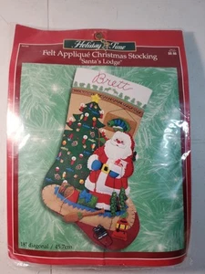 Kit de Medias con Apliques de Fieltro BUCILLA Holiday Time - SANTA'S LODGE - 18" Diagonal - Imagen 1 de 2