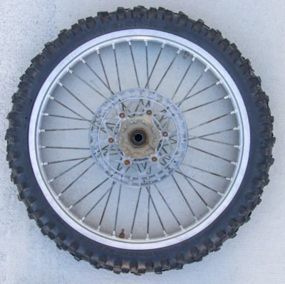 2000 Yamaha WR400F OEM СТУПИЦА ОБОДА ПЕРЕДНЕГО КОЛЕСА с шиной.  - Изображение 1 из 4