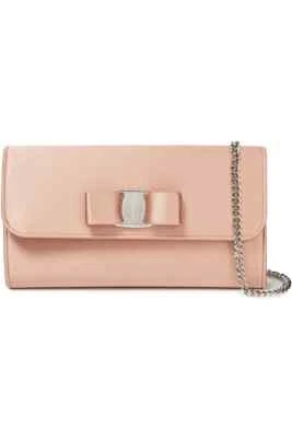 NUEVO CON ETIQUETAS NUEVO Bolso clutch Salvatore Ferragamo Vara para mujer Blush satinado lazo noche  Foto 1 de 4