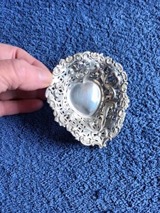 Herzschale / Pin Tablett aus durchbohrtem weißem Metall Chester Stil (AN68) - Bild 1 von 4