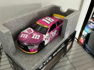 2015 #18 KYLE BUSCH 1:24 M&M'S PINK CAMRY - Picture 1 of 2