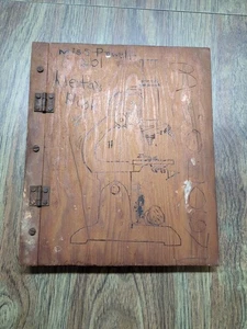 Antico quaderno vintage anni 50 arte popolare vecchio legno primitivo scuola classe incernierata - Foto 1 di 24