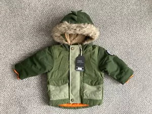NEU NEXT Jungen grün Fleece gefüttert Kapuze duschfest Mantel Größe 3-6 Monate - Bild 1 von 3