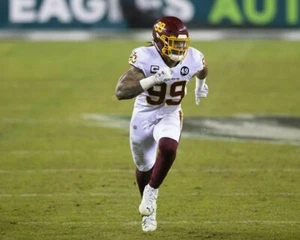 Chase Young Washington Football Team UNSIGNED 8X10 Photo (C) - Picture 1 of 1