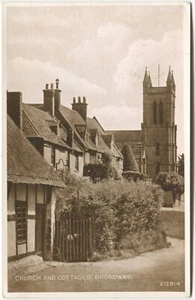 CHURCH & COTTAGES, BROADWAY - Worcestershire Postcard - Picture 1 of 2