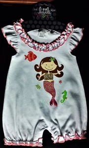 Nuevo con etiquetas Little Wishes blanco de una pieza, 6-12 meses, sirena, pez y caballito de mar - Imagen 1 de 6