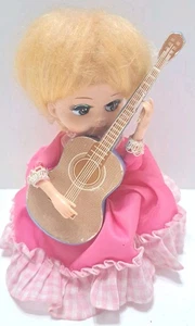 Vintage Spinning Pink Puppe zum Aufziehen mit Gitarre 1960er spielt Id Like To Teach The World - Bild 1 von 7