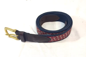 Vineyard Vines Herren 42 Größe Leder Baumwolle Gürtel Messing Schnalle Rot Wal Print - Bild 1 von 7