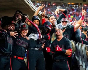 8x10 Photo MATT MCLAIN Cincinnati Reds Rookie Grand Slam Celebration Dugout ELLY - Picture 1 of 1