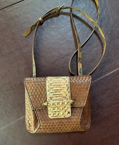 🌸Rachel Roy kleine Umhängetasche gewebt Nieten Kunstleder Schlangenleder gebraucht, in einwandfreiem Zustand - Bild 1 von 12