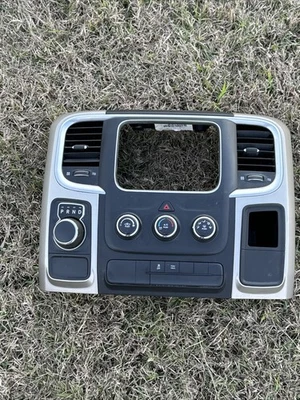 Dodge Ram 1500 2500 3500 2013-2018 radio tablero bisel central ventilaciones de aire y palanca de cambios Foto 1 de 4