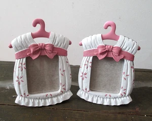 2 Babys Bilderrahmen Geschenk mit Mädchen Outfit auf Aufhänger 2,5"x3" hält 1,5" Bild - Bild 1 von 10