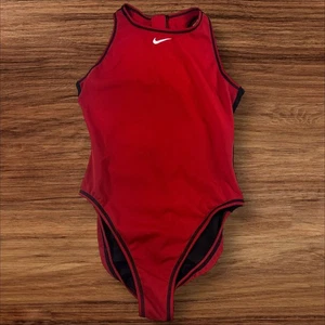 Nike Badeanzug Damen Größe 12 Rot Schwarz Sportlich Einteiler - Bild 1 von 6