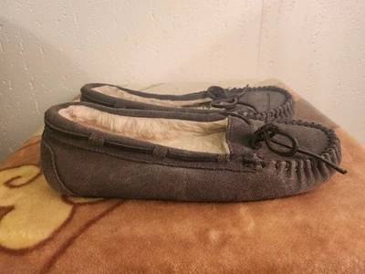 Minnetonka Womens sz 8 Gray Suede Fur Lined Moccasins #5 - Image 1 of 4