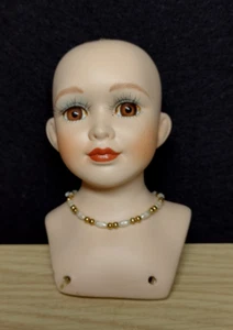Vintage Biskuit Puppe Kopf & Brust mit braunen Augen & blauem Lidschatten für Ersatzteile - Bild 1 von 9