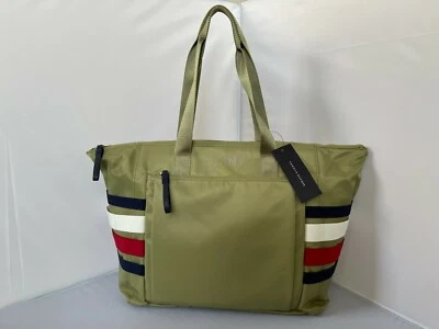 Bolso de Mano Tommy Hilfiger Grande de Nylon Verde/Rojo Blanco y Azul Precio de Venta sugerido por el fabricante 128 USD Foto 1 de 4