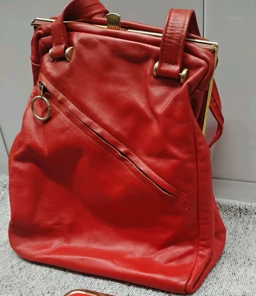 Cartera vintage años 70 Faigen de cuero genuino roja con correa para el hombro con abrazadera dorada Foto 1 de 4