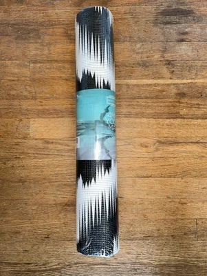 Estera de yoga Peace + Pose 4 mm negra/blanca ligera fácil de limpiar antideslizante - NUEVA Foto 1 de 4