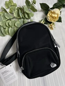 Neu mit Etikett $ 88 Lululemon Everywher Sling Bag klein - schwarz - Bild 1 von 8
