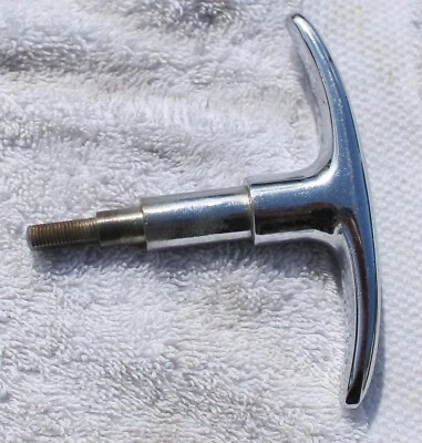 Tapa del motor VW Beetle 1953-1964 mango en T original 113,827,565 Foto 1 de 4