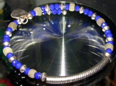 Pulsera envolvente vintage con dijes de vidrio azul y plata Alex & Ani Foto 1 de 4