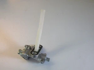 Suzuki GSXR1100 89-92 Kraftstoffhahn Original Suzuki Teil 44300-17CVV - Bild 1 von 3