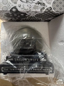 Schneekugel The Tortured Poets Department Schneekugel Taylor Swift TTPD - Bild 1 von 3