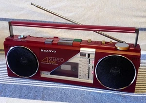 SANYO M-S300K MINI STEREO RADIO CASSETTE RECORDER VINTAGE RED VERSION RARE - Imagen 1 de 12