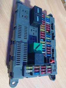 2002-2005 Land Rover Freelander BCM Interiro Fuse Relay Box YWC500210 - Picture 1 of 9