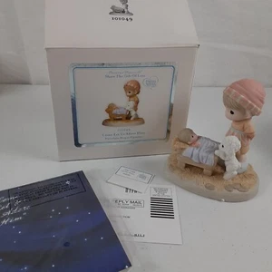 Figura Precious Moments #101049 Share The Gift of Love "Venid, adorémoslo" - Imagen 1 de 18