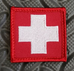 Weißes Kreuz Aufnäher auf rotem Feld mit Hakenrücken - Schweiz / Erste Hilfe / Sanitäter - Bild 1 von 3