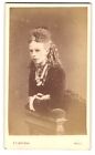 Fotografie E. T. Watson, Hull, Albion Street, hübsche junge Frau im schwarzen S 