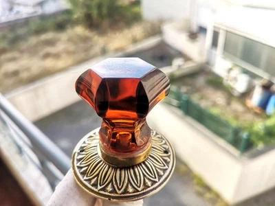 1 ANCIENNE POIGNÉE de PORTE / tiroir - Verre  AMBRÉ  47 mm  - TIRER ou POUSSER - Photo 1/4