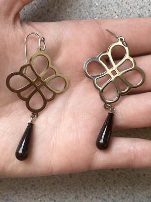 Pendientes colgantes de briolette de ónix negro genuino de acero inoxidable con forma de flor Foto 1 de 2