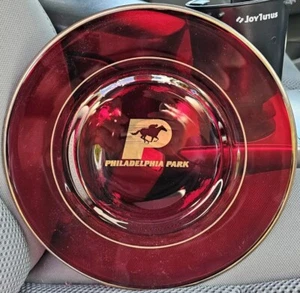 VINTAGE PHILADELPHIA PARK OFFIZIELLE PFERDERENNBAHN 11" ROTER SPEISETELLER NOS - Bild 1 von 1