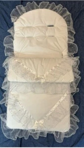 Baby Mädchen / Jungen ganz weiß Rüschen & Schleifen Fußsack Kuschel Zehen Kinderwagen Buggy - Bild 1 von 1