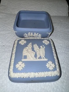 Wedgwood Homer Jasperware azzurro chiaro con coperchio quadrato bianco portagioie 4" - Foto 1 di 6