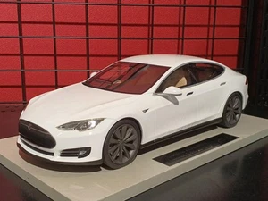 TOPMARQUES 1/18 Scale Tesla Model S 2012 White Very Nice - Picture 1 of 4