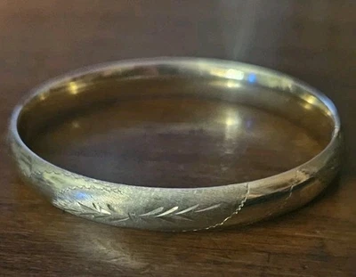 14K Tested: 14k Yellow Gold Etched Designed Hinged Hollow Bangle Bracelet-9.2gr. - Image 1 of 4