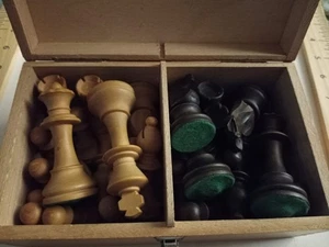 Vintage Drueke Carved Wood Chess Pieces Felt and Weighted King 3.75 Wood Box - Picture 1 of 13