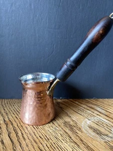 Café de cobre martillado Demmex con mango de madera. 6 oz excelente estado - Imagen 1 de 6