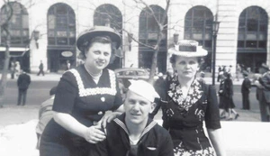 FOTO EN BLANCO Y NEGRO AÑOS 40 HERMOSOS SOMBREROS VESTIDOS MUJER MARINERO DE NUEVA YORK MARINA DE EE. UU. SEGUNDA GUERRA MUNDIAL - Imagen 1 de 2
