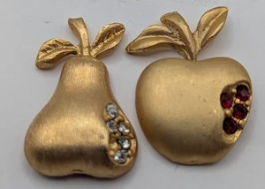 2 kleine gebürstete goldfarbene PINS klar & Rubin Strass Apfel & Birne - Bild 1 von 8