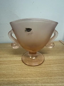 Jarrón abanico extendido con mango de pez delfín de vidrio Fenton terciopelo rosa opalescente - Imagen 1 de 9