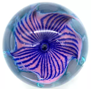 Mundgeblasene Caithness Schottland Petunien Kunst Glas Briefbeschwerer Blume signiert & # - Bild 1 von 13