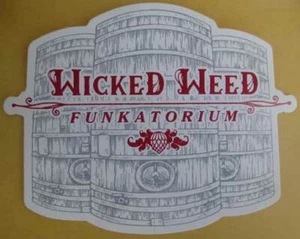 WICKED WEED FUNKATORIUM Bier AUFKLEBER, Etikett mit FÄSSERN, Asheville NORTH CAROLINA - Bild 1 von 1